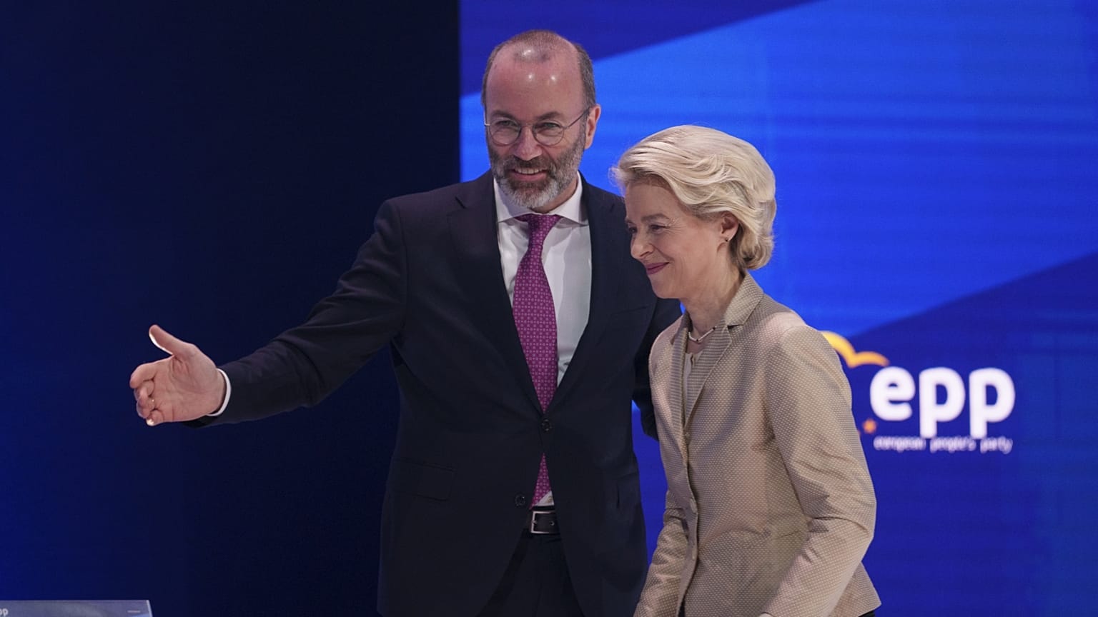 Manfred Weber Ursula von der Leyen bizottsági elnökkel az EPP tavalyi bukaresti kongresszusán