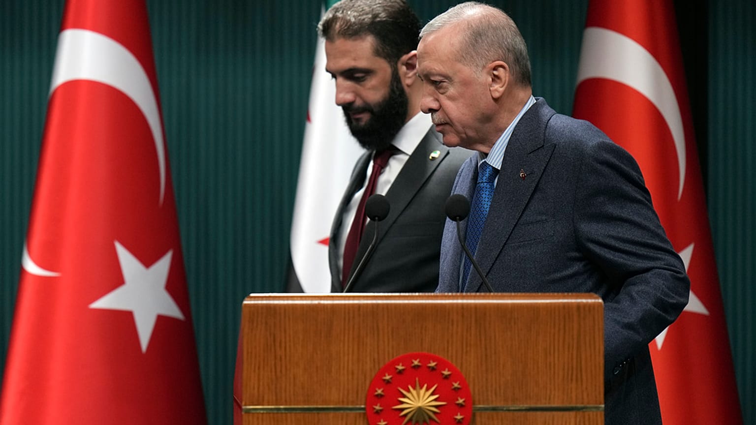 الرئيس التركي رجب طيب أردوغان (على اليمين) والرئيس السوري المؤقت أحمد الشرع 