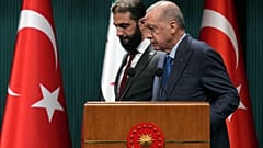 الرئيس التركي رجب طيب أردوغان (على اليمين) والرئيس السوري المؤقت أحمد الشرع 