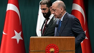 الرئيس التركي رجب طيب أردوغان (على اليمين) والرئيس السوري المؤقت أحمد الشرع 