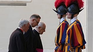 Prezydent Andrzej Duda w drodze na audiencję z papieżem Leonem XIV