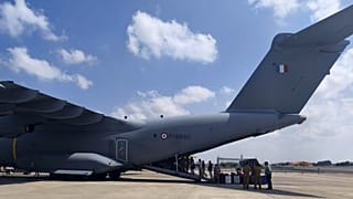 Sur cette photo fournie par l'armée française, des ressortissants français embarquent à bord d'un A400M lors de leur évacuation de l'aéroport Ben Gurion de Tel Aviv vers Chypre, le 24 juin 2025.
