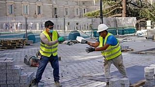 Строительные рабочие особенно подвержены риску в жаркую погоду