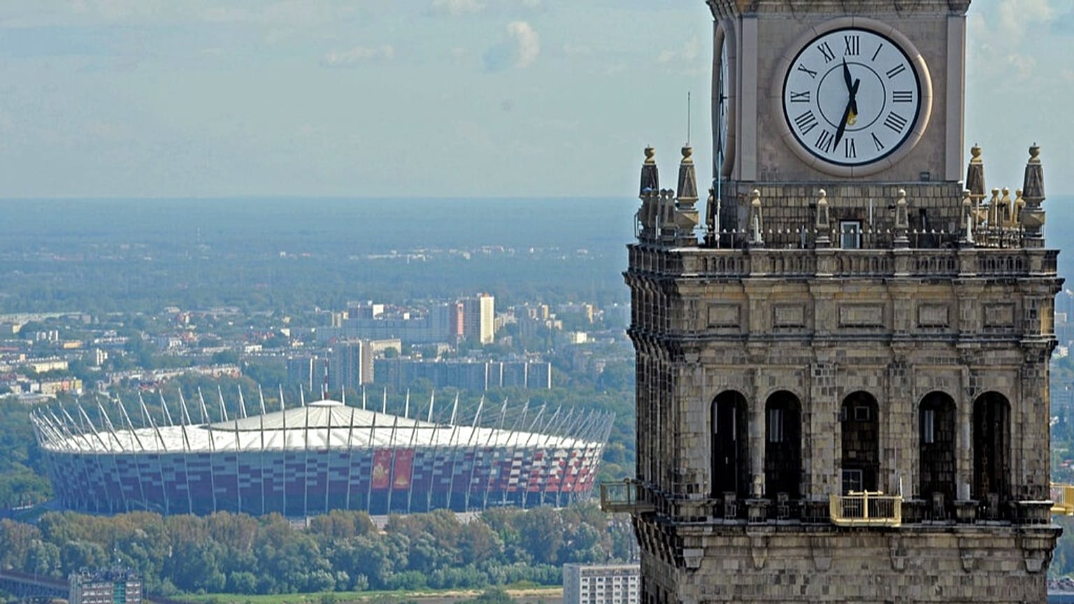 Warszawa: widok na Stadion Narodowy oraz Pałac Kultury i Nauki.