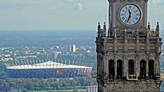 Warszawa: widok na Stadion Narodowy oraz Pałac Kultury i Nauki.