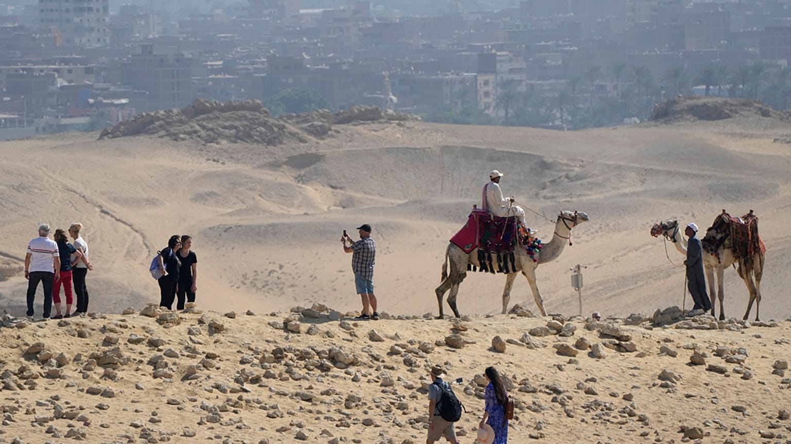 سياح يتجولون في موقع أهرامات الجيزة التاريخي، على مشارف القاهرة، مصر،