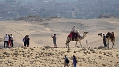 سياح يتجولون في موقع أهرامات الجيزة التاريخي، على مشارف القاهرة، مصر،