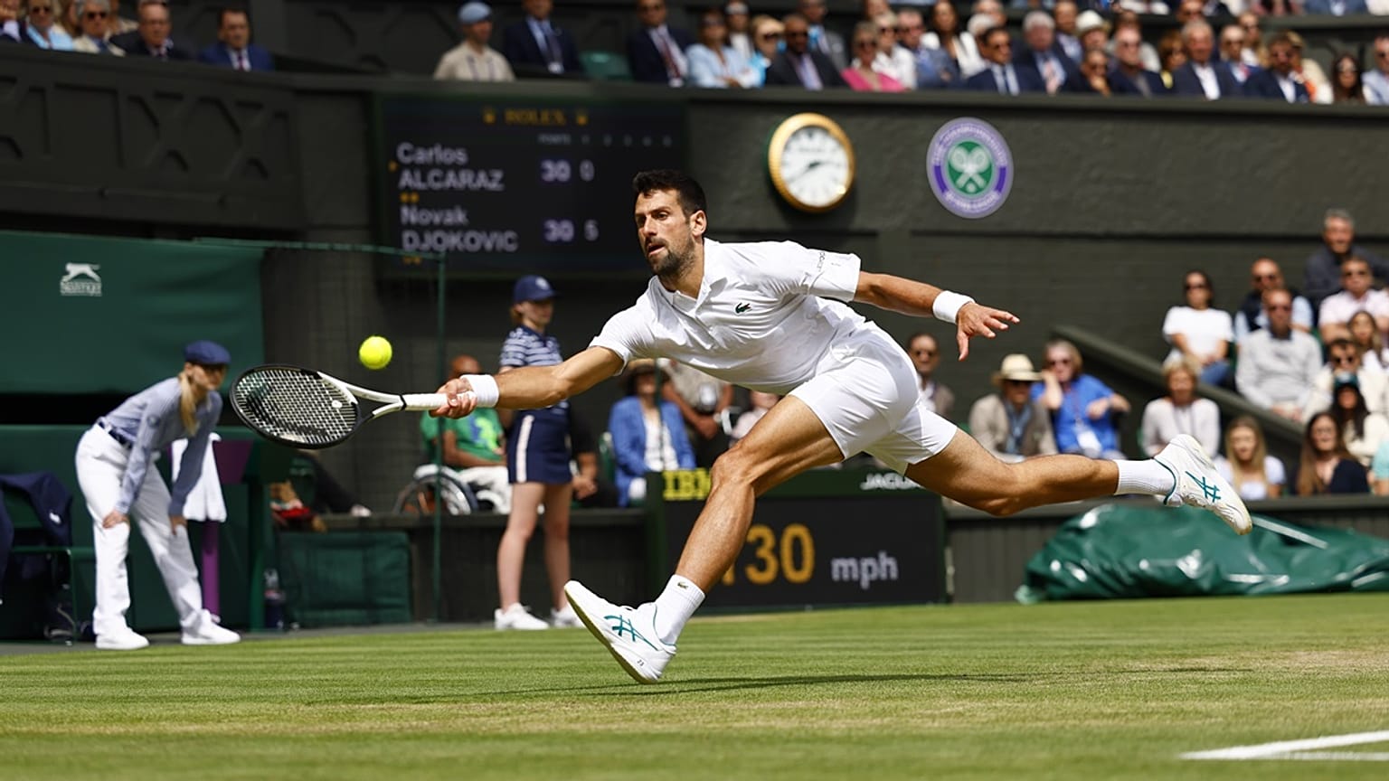 Amikor még volt vonalbíró (a képen Djokovics ütője mellett): a szerb Novak Djokovics a spanyol Carlos Alcaraz elleni wimbledoni férfi egyes döntőben 2023. július 16-án