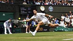 Amikor még volt vonalbíró (a képen Djokovics ütője mellett): a szerb Novak Djokovics a spanyol Carlos Alcaraz elleni wimbledoni férfi egyes döntőben 2023. július 16-án