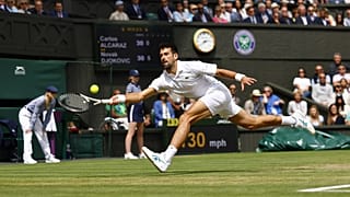 Amikor még volt vonalbíró (a képen Djokovics ütője mellett): a szerb Novak Djokovics a spanyol Carlos Alcaraz elleni wimbledoni férfi egyes döntőben 2023. július 16-án