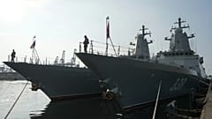 Personal steht am Bug der Korvetten Held der Russischen Föderation Aldar Tsydenzhapov, rechts, und Rezkiy, akarta, Indonesien, Dienstag, 3. Juni 2025 - Copyright AP Photo