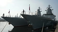 Персонал стоит на носу корветов ВМФ России, которые пришвартованы в порту Танджунг Приок