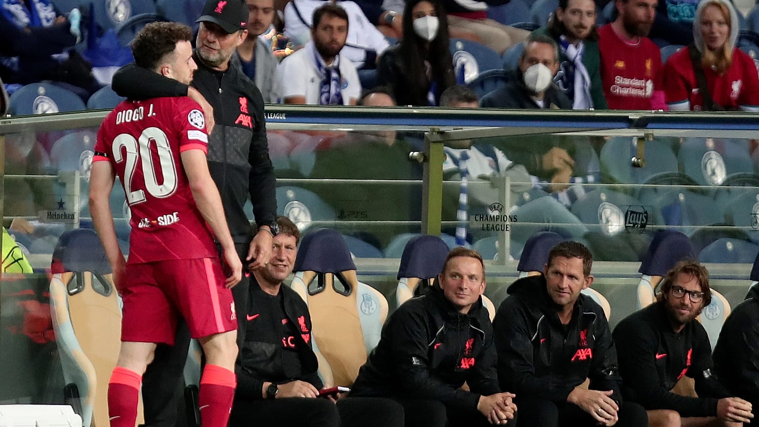 O treinador do Liverpool, Jurgen Klopp, abraça Diogo Jota durante o jogo da Liga dos Campeões entre o FC Porto e o Liverpool no estádio do Dragão, no Porto, a 28 de setembro de 2021