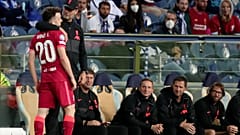 Liverpool menajeri Jurgen Klopp, FC Porto ile Liverpool arasında Porto'daki Dragao stadyumunda oynanan Şampiyonlar Ligi maçı sırasında Diogo Jota'yı kucaklıyor, 28 Eylül 2021