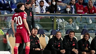 Liverpool menajeri Jurgen Klopp, FC Porto ile Liverpool arasında Porto'daki Dragao stadyumunda oynanan Şampiyonlar Ligi maçı sırasında Diogo Jota'yı kucaklıyor, 28 Eylül 2021