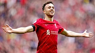 Diogo Jota, del Liverpool, gesticula durante el partido de fútbol de la Premier League inglesa entre el Wolverhampton Wanderers en Wolverhampton, 28 de septiembre de 2024.