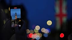 Bir kişi Londra'daki Birleşik Krallık Parlamento Binası'nda Big Ben'in akıllı telefonuyla fotoğrafını çekiyor, 6 Mayıs, 2025