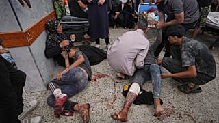 جرحى فلسطينيين في مستشفى الشفاء في مدينة غزة بعد إصابتهم وهم في طريقهم إلى مركز توزيع المساعدات ، الخميس 3 تموز / يوليو 2025