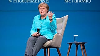 تتحدث المستشارة الألمانية السابقة أنجيلا ميركل خلال تقديم كتابها "الحرية" في المركز الثقافي لمؤسسة ستافروس نياركوس في أثينا
