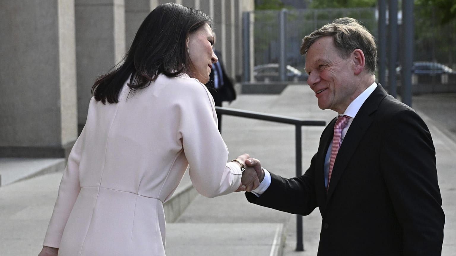 Die ehemalige deutsche Ministerpräsidentin Annalena Baerbock schüttelt dem neu ernannten Ministerpräsidenten Johann Wadephul die Hand