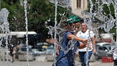 Ένα αγόρι παίζει σε ένα σιντριβάνι κατά τη διάρκεια ζεστού καιρού στην πρωτεύουσα του Κοσσυφοπεδίου Πρίστινα, 3 Ιουλίου 2025 