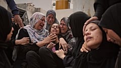 Lian Al-Za'anin wird von Verwandten getröstet, während sie um den Verlust ihres Vaters trauert, der getötet wurde, als er auf dem Weg zu einer Hilfsausgabestelle war. Gaza-Stadt, 3. Juli 2025.