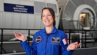 La astronauta francesa Sophie Adenot tras la ceremonia de graduación de la promoción de 2022 en el Centro Europeo de Astronautas de Colonia, 22.04.2024