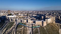 لقطة جوية قلعة حلب القديمة المزينة بالعلم "الثوري" السوري