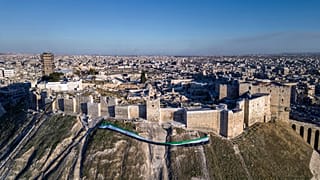 لقطة جوية قلعة حلب القديمة المزينة بالعلم "الثوري" السوري