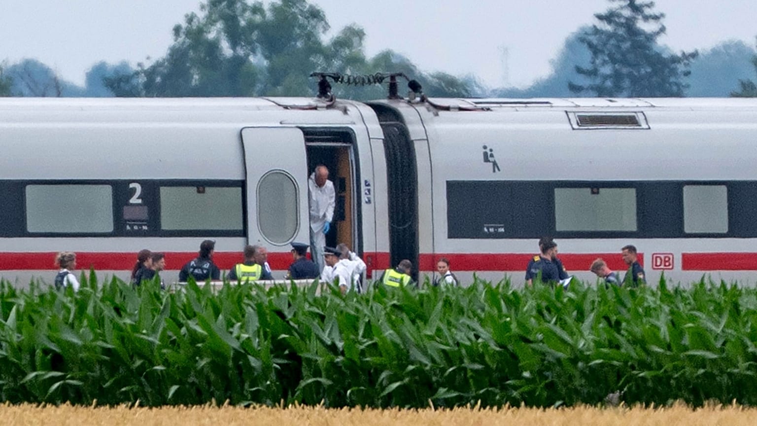A polícia investiga o comboio onde um homem atacou vários passageiros, em Strasskirchen, 3 de julho de 2025.