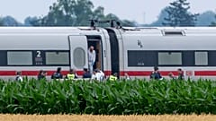 Ein Mann hat Mitreisende im Zug angegriffen und dabei vier Menschen verletzt.
