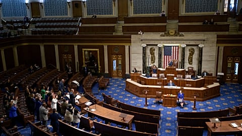 Le leader de la minorité de la Chambre des représentants, Hakeem Jeffrie, s'exprime dans l'hémicycle du Capitole, le 3 juillet 2025. 