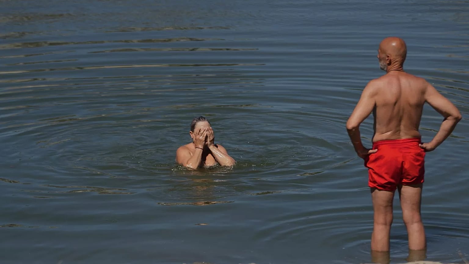 Dos bañistas a orillas del Danubio en Belgrado, la capital de Serbia.