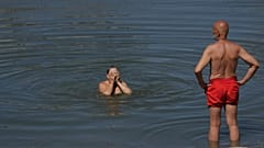Dos bañistas a orillas del Danubio en Belgrado, la capital de Serbia.