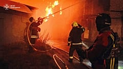 Auf diesem vom ukrainischen Katastrophenschutz zur Verfügung gestellten Foto arbeiten Ersthelfer daran, ein Feuer nach einem russischen Angriff in der Region Kiew, Ukraine, am Freitag, 4. Juli 2025, zu löschen.