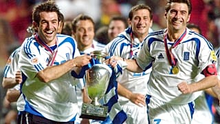 Calciatori greci con la coppa dopo aver vinto il titolo europeo di calcio, 4 luglio 2004
