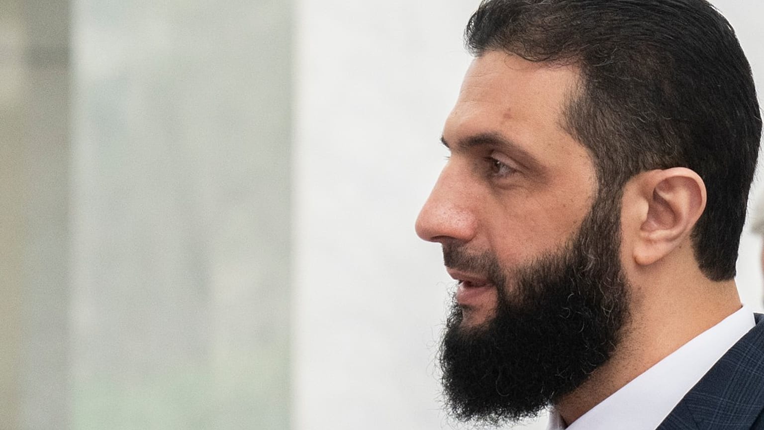 أحمد الشرع، يسير في القصر الرئاسي قبل اجتماع في دمشق، 28 ديسمبر 2024. 