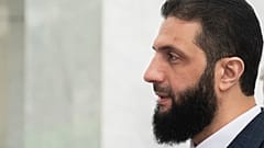 أحمد الشرع، يسير في القصر الرئاسي قبل اجتماع في دمشق، 28 ديسمبر 2024. 