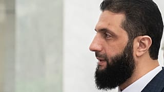 أحمد الشرع، يسير في القصر الرئاسي قبل اجتماع في دمشق، 28 ديسمبر 2024. 