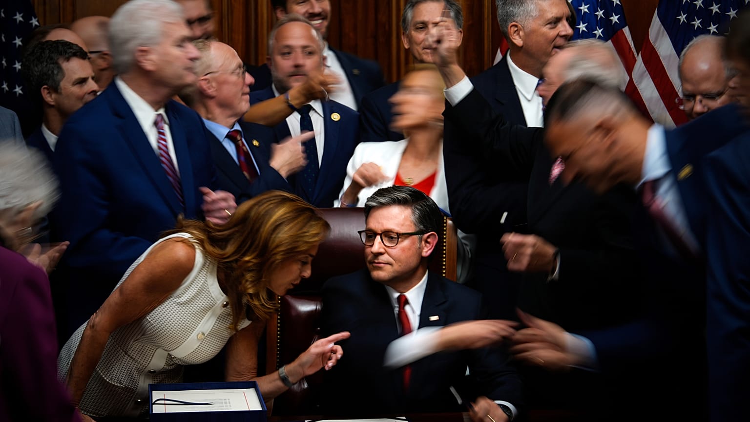 Des membres républicains du Congrès avec le président de la Chambre des représentants, Mike Johnson, au centre en bas, après que M. Johnson a signé le projet de loi du président Donald Trump. Washington, États-Unis. 3 juillet 2025.