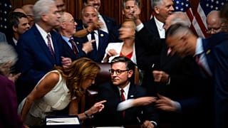 Republicanos del Congreso con el presidente de la Cámara, Mike Johnson, después de que firmara el proyecto de ley del presidente Trump en Washington, 3 de julio de 2025.