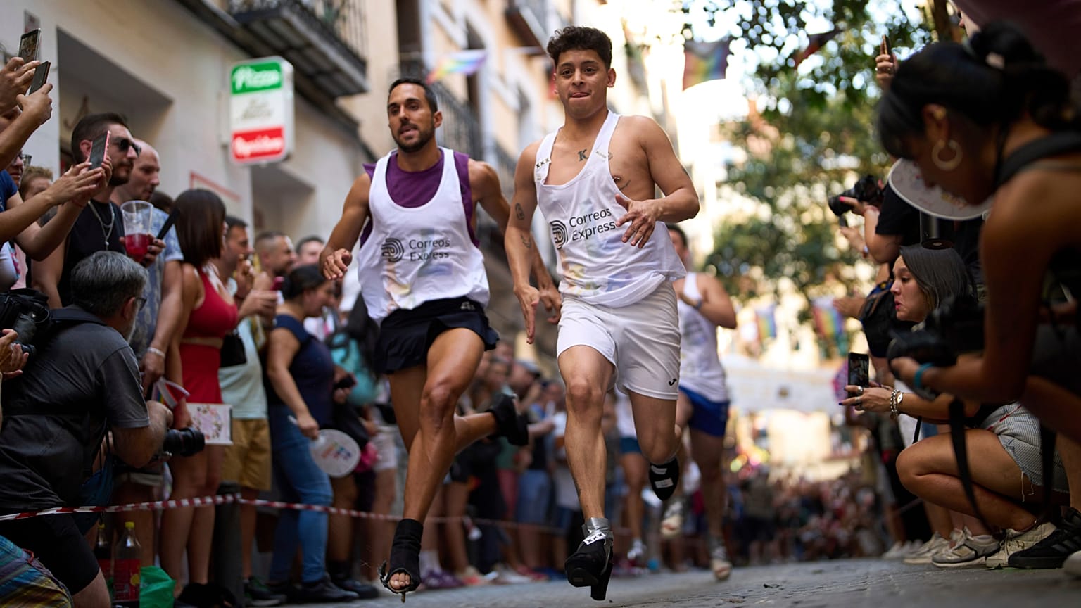 Teilnehmer mit mindestens 15 Zentimeter hohen Absätzen treten beim jährlichen High-Heel-Rennen während der Pride-Woche in Madrid an. Madrid, Spanien, 3. Juli 2025.