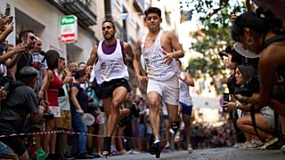 A résztvevők legalább 15 centiméter magas sarkú cipőben versenyeztek 2025. július 3-án