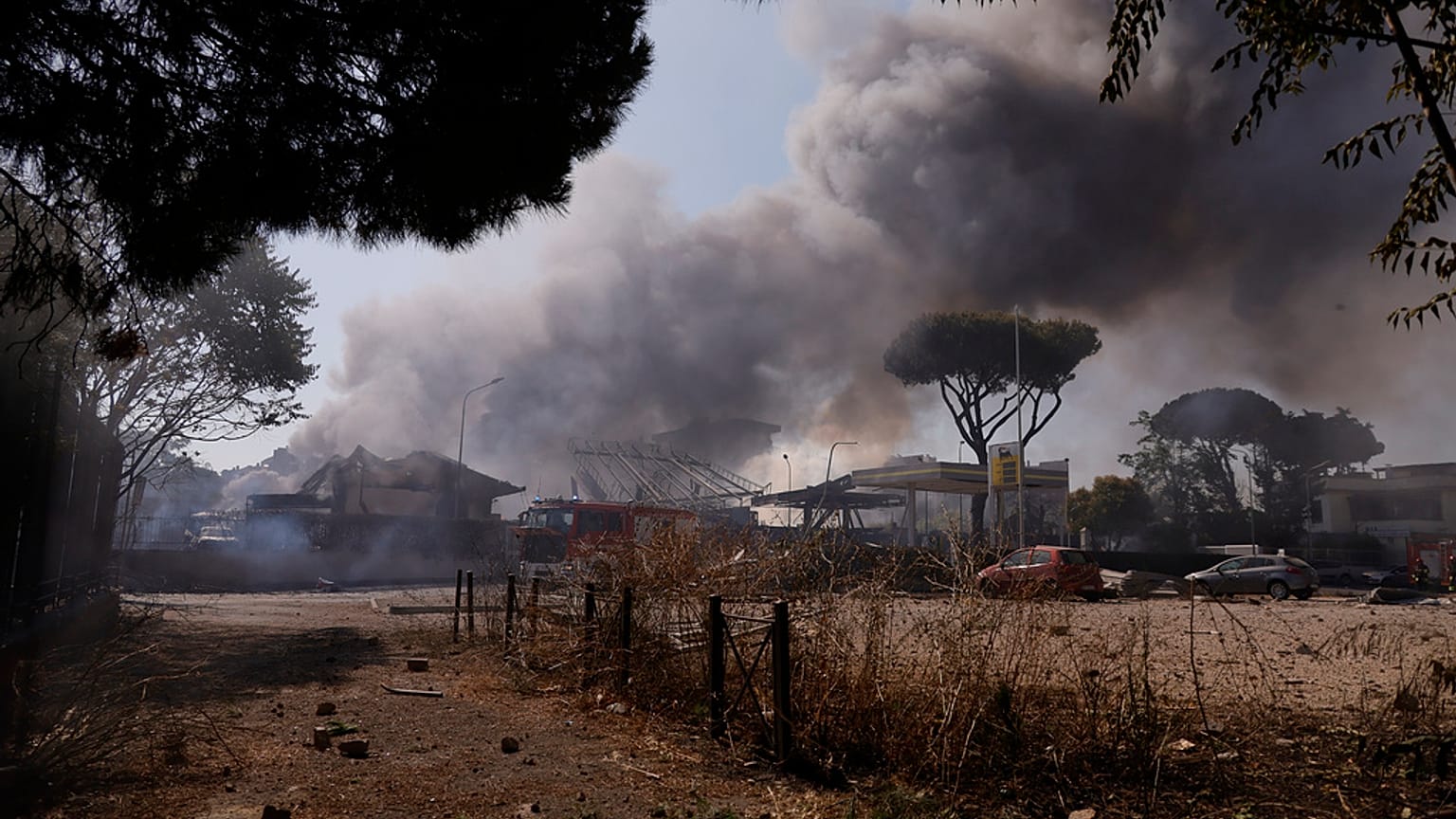 Fumée après l'explosion d'une station-service dans la banlieue de Rome, 4 juillet 2025