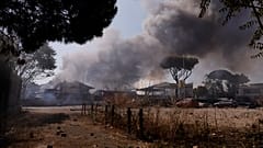 Fumée après l'explosion d'une station-service dans la banlieue de Rome, 4 juillet 2025