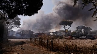 Fumo dopo l'esplosione di un distributore di benzina alla periferia di Roma, 4 luglio 2025