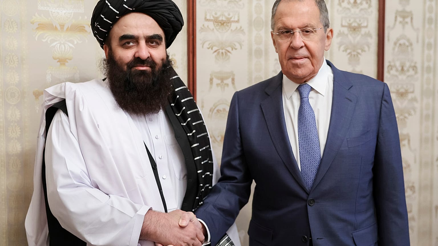 Minister spraw zagranicznych Rosji Siergiej Ławrow i pełniący obowiązki ministra spraw zagranicznych ruchu talibów w Afganistanie Amir Khan Muttaqi przed rozmowami w Moskwie
