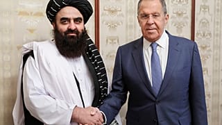Le ministre russe des Affaires étrangères, Sergey Lavrov et le ministre des Affaires étrangères par intérim du mouvement taliban afghan, Amir Khan Muttaqi.