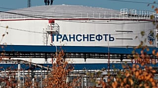 Архив: рабочие на крыше нефтяного резервуара недалеко от города Усинск, в 1500 километрах к северо-востоку от Москвы, 11 сентября 2011 г.