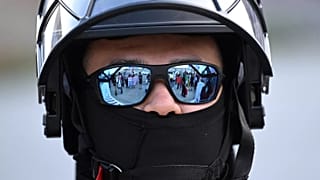 Un agente de la Patrulla de Aduanas y Fronteras de Estados Unidos observa durante una protesta ante el Edificio Federal el viernes 13 de junio de 2025, en Los Ángeles.